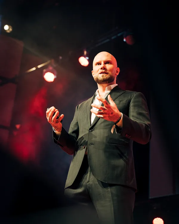 Florian Höper bei einer Keynote auf der Bühne