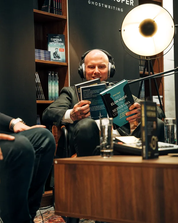 Florian Höper im Ghostwriting-Studio mit Kopfhörern